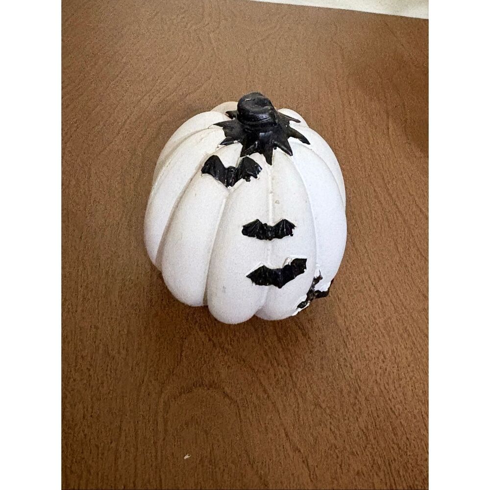 Nwot crawling bats white & black pumpkin mini